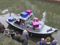 907500 Afbeelding van een kleine pakjesboot op de Oudegracht bij de Jansbrug te Utrecht, tijdens de intocht van Sinterklaas.